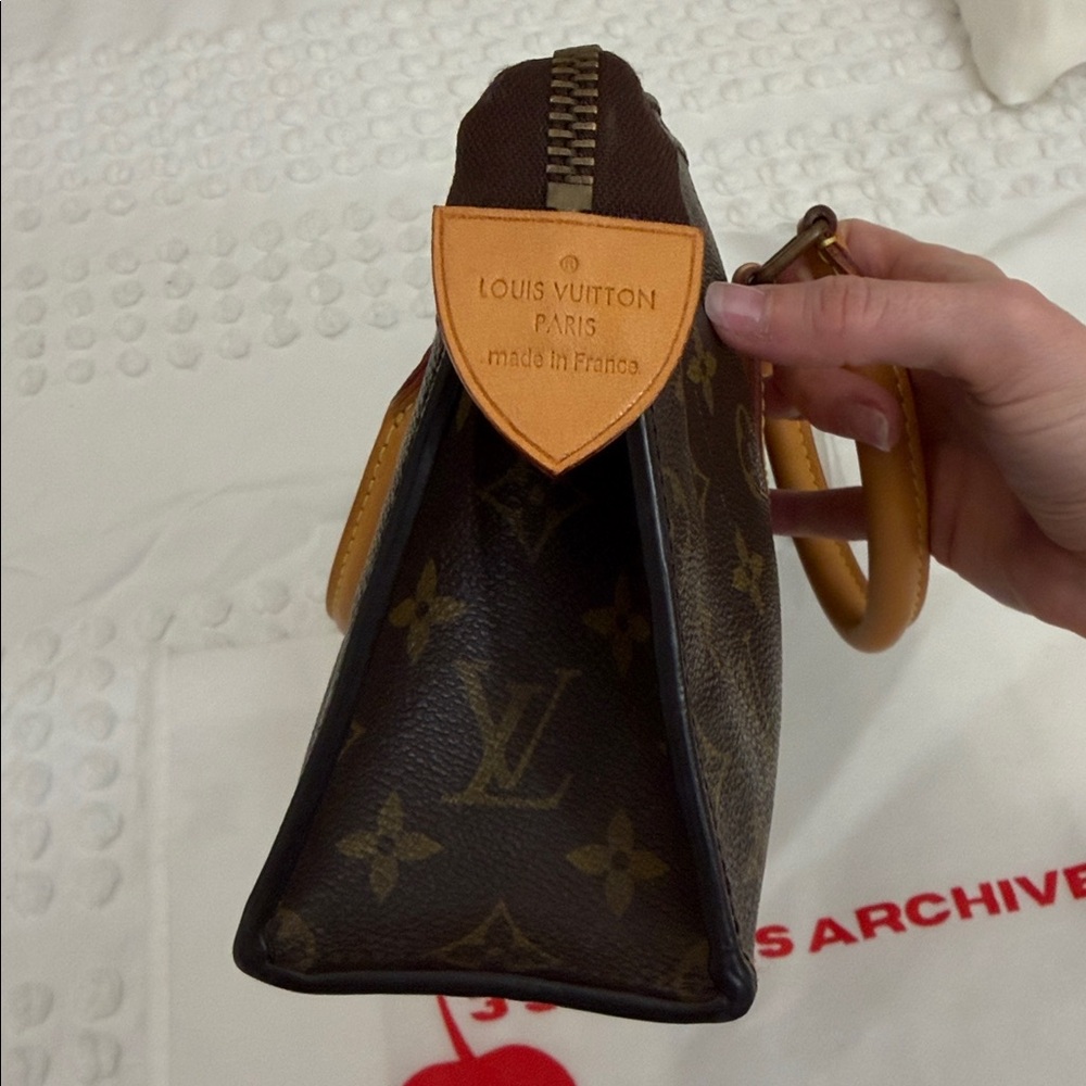 3 SISTERS ARCHIVE Louis Vuitton Sac Trico Bag - Picture 8 of 15